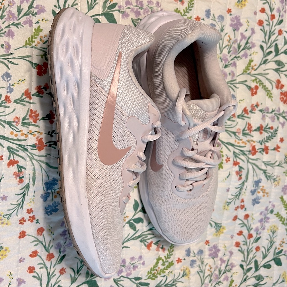Women’s Nike light Pink Tennis Shoes size 7.5